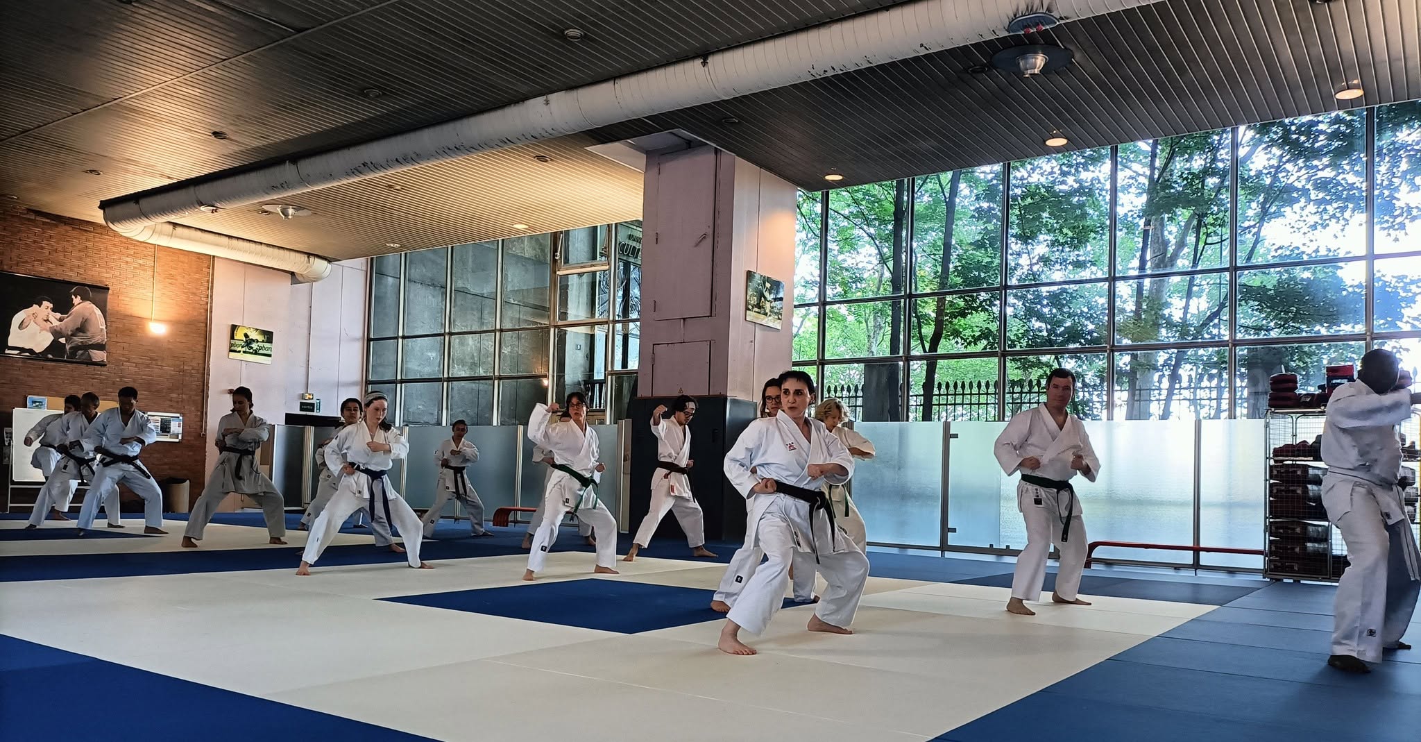 Cours de karaté en activité